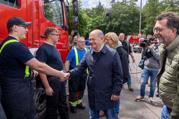 18.05.2024, Saarland, Saarbrücken: Bundeskanzler Olaf Scholz (M, SPD) besucht mit Anke Rehlinger (hinten, SPD), Saarländische Ministerpräsidentin, im Stadion von Saarbrücken Einsatzkräfte, die am Saar ...