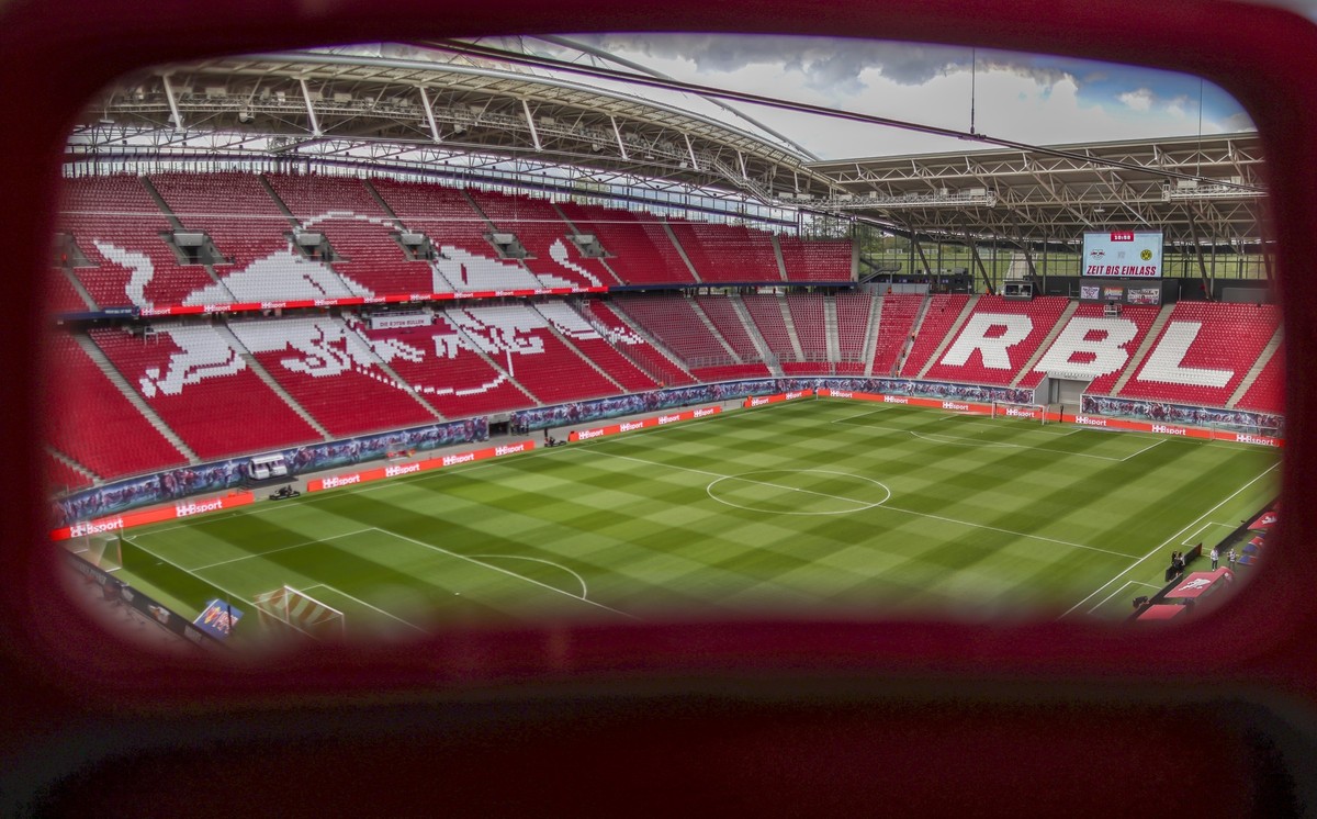 10.09.2022, Sachsen, Leipzig: Fußball: Bundesliga, 6. Spieltag, RB Leipzig - Borussia Dortmund in der Red-Bull-Arena. Blick in die neu bestuhlte Red Bull Arena mit dem Logo der Roten Bullen. Foto: Jan ...