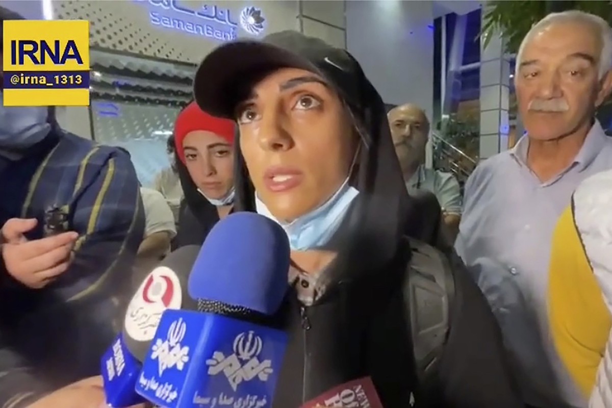 HANDOUT - 19.10.2022, Iran, Teheran: Auf diesem Bild, das von der staatlichen iranischen Nachrichtenagentur IRNA aufgenommen wurde, spricht die iranische Wettkampfkletterin Elnaz Rekabi auf dem intern ...
