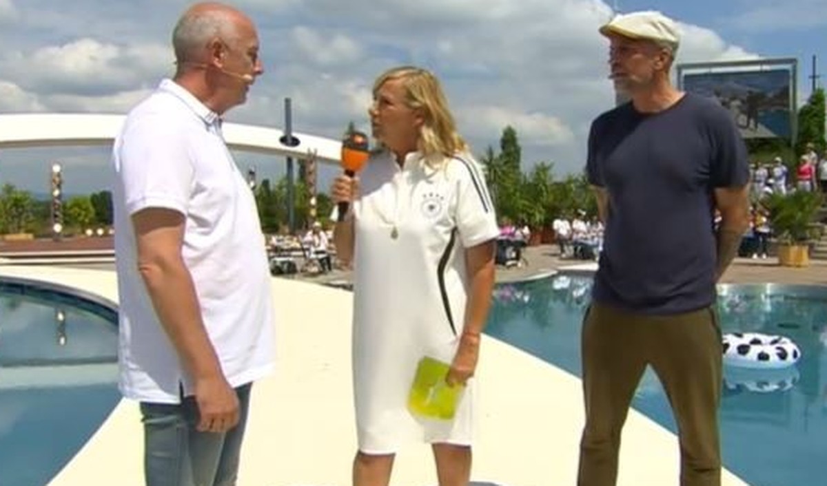 Andrea Kiewel stellt Mario Basler (links) eine "unbequeme Frage".