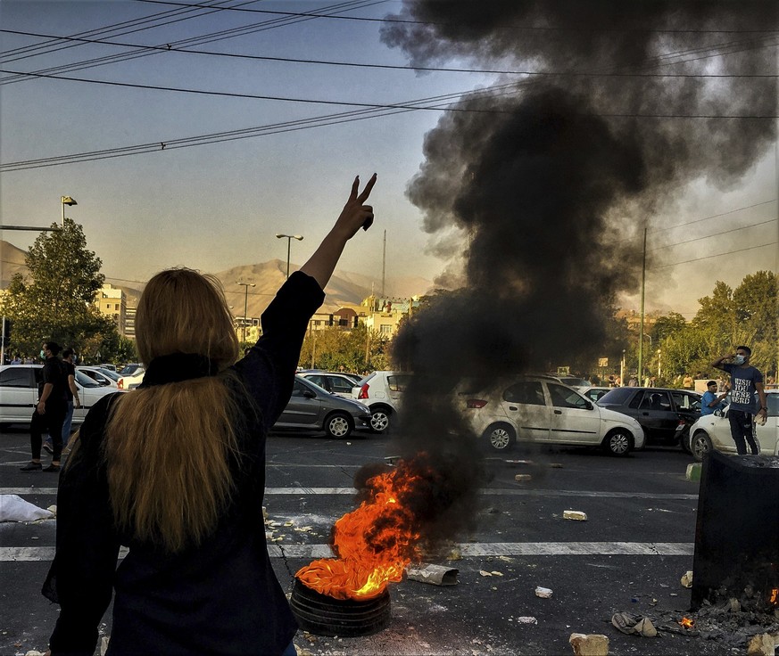 30.09.2022, Iran, Teheran: Eine Frau steht w
