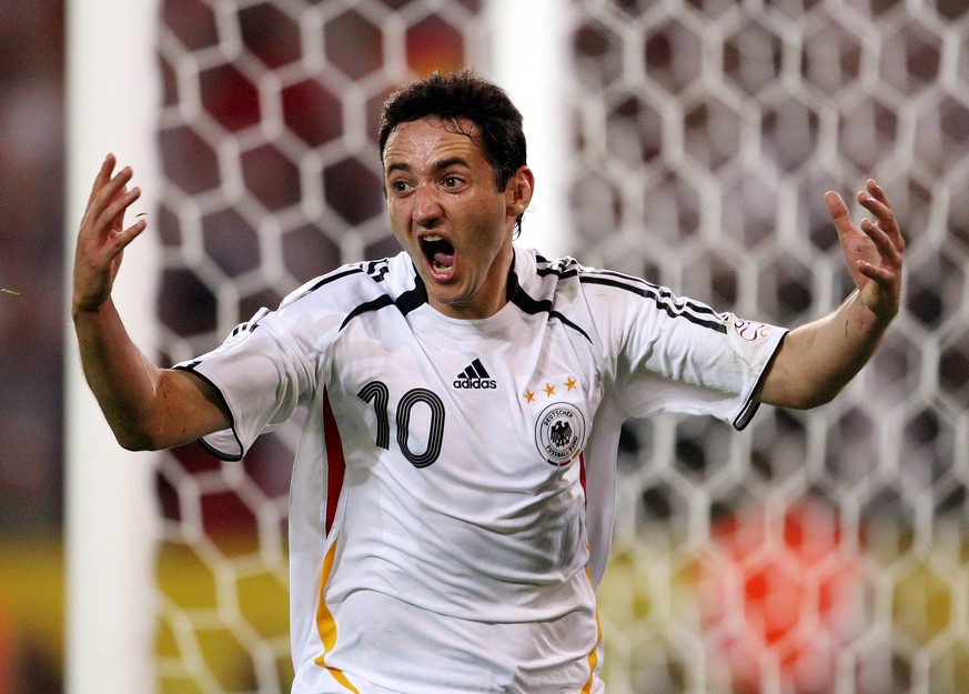 Oliver Neuville schoss das enorm wichtige 1:0 gegen Polen (s. David Odonkor). 2011 beendete er als Spieler von Arminia Bielefeld seine aktive Karriere. Seit 2013 ist er Co-Trainer der A-Jugend von Borussia Mönchengladbach.