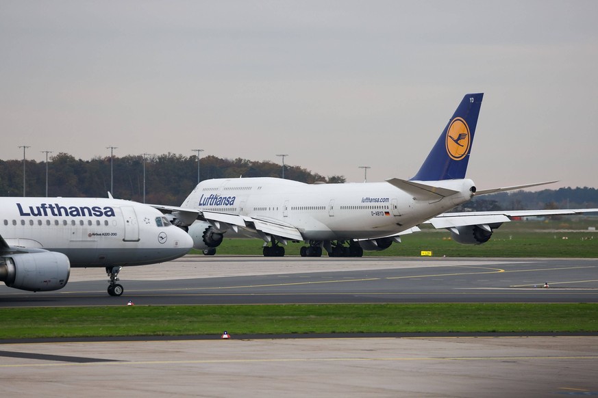 Frankfurt am Main, 14.11.2022, xjfx Abflug der Deutschen Fussball Nationalmannschaft auf dem Vorfeld des Frankfurter Flughafens von Frankfurt nach Musca auf dem Weg zum letzten Trainingsspiel vor der  ...