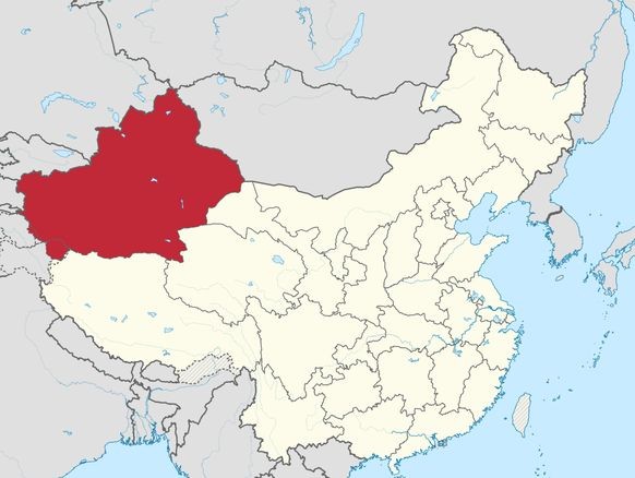 Die rot eingefärbte Fläche stellt die Provinz Xinjiang dar.