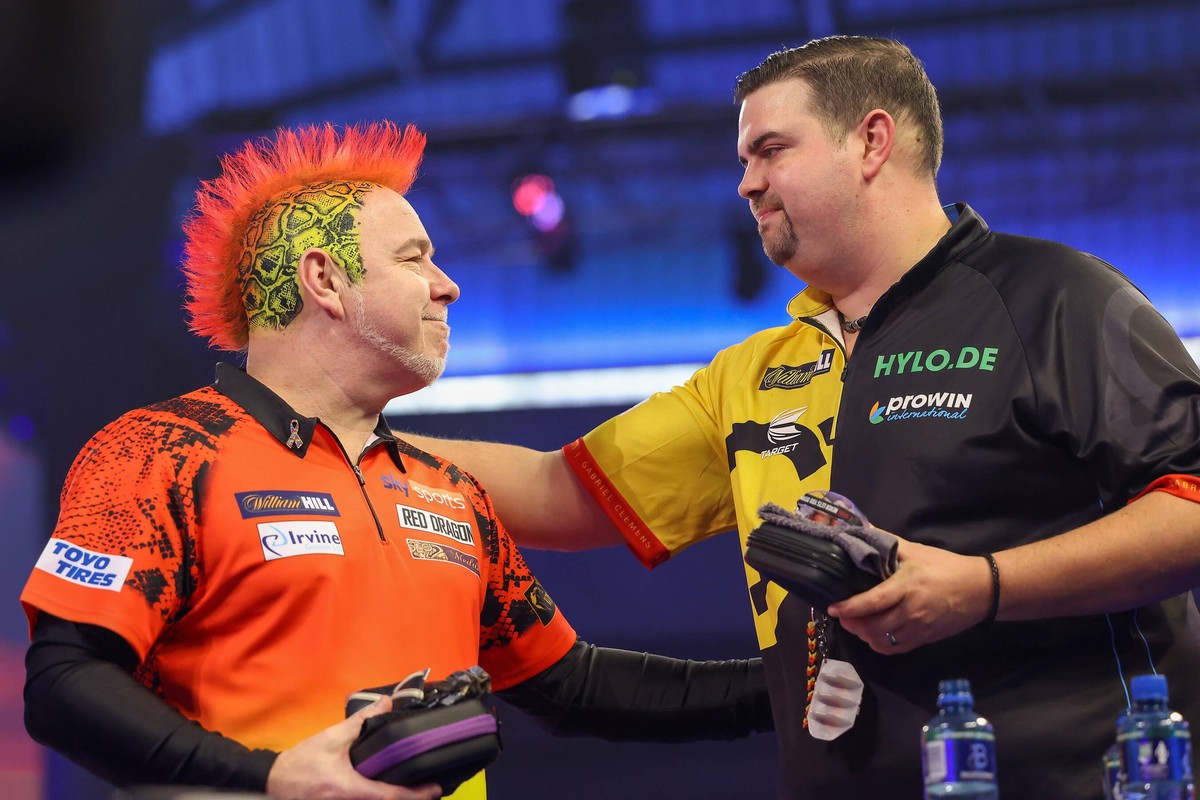 Sport Themen der Woche KW52 Sport Bilder des Tages William Hill World Darts Championship 27/12/2020. Peter Wright congratulates Gabriel Clemens during the third round of the William Hill World Darts C ...