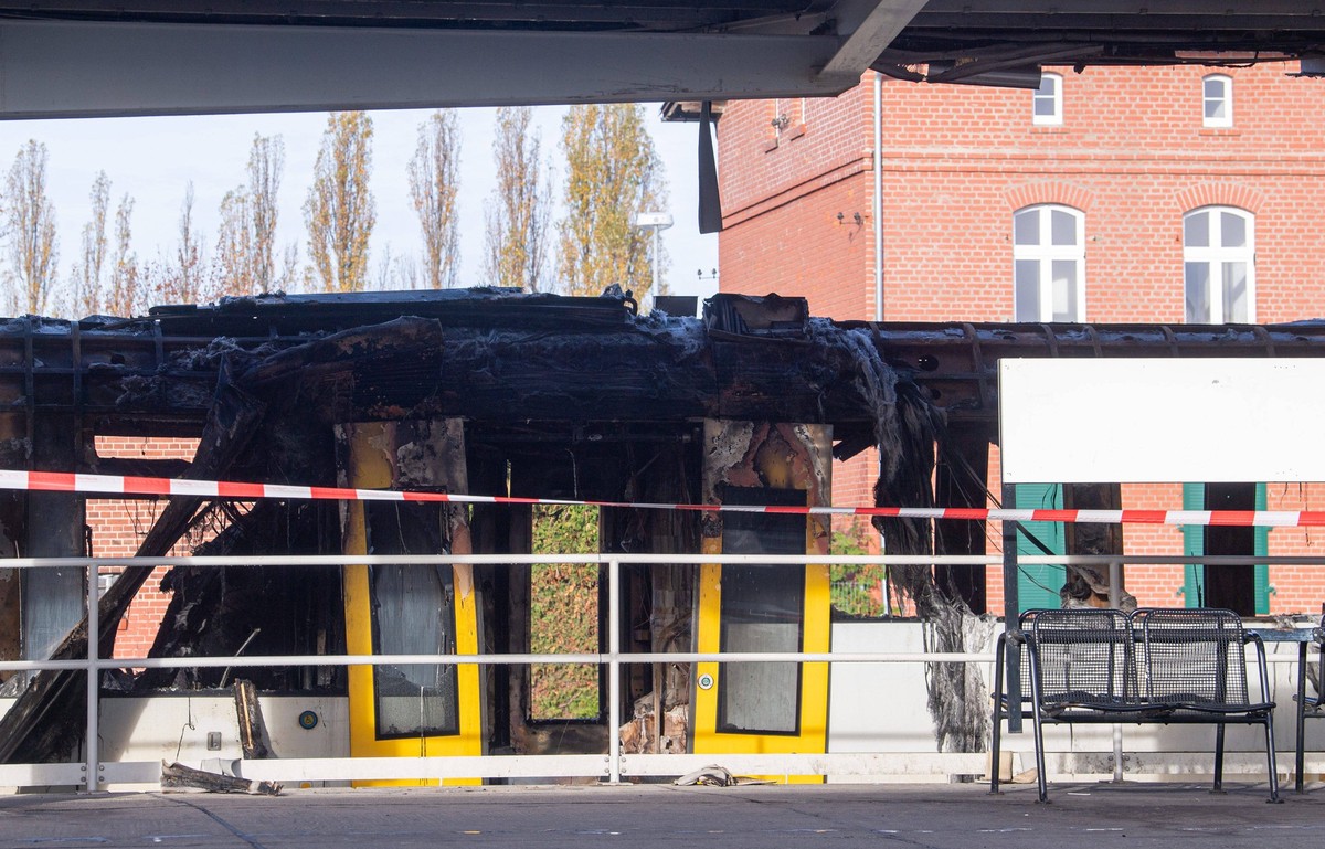 Berlin, Am S-Bahnhof Ahrensfelde brannte am späten Samstagabend ein Regionalzug der Niederbarnimer Eisenbahn, einen Tag später steht der ausgebrannte Zug im Bahnhof, wird von Polizisten und Sicherheit ...