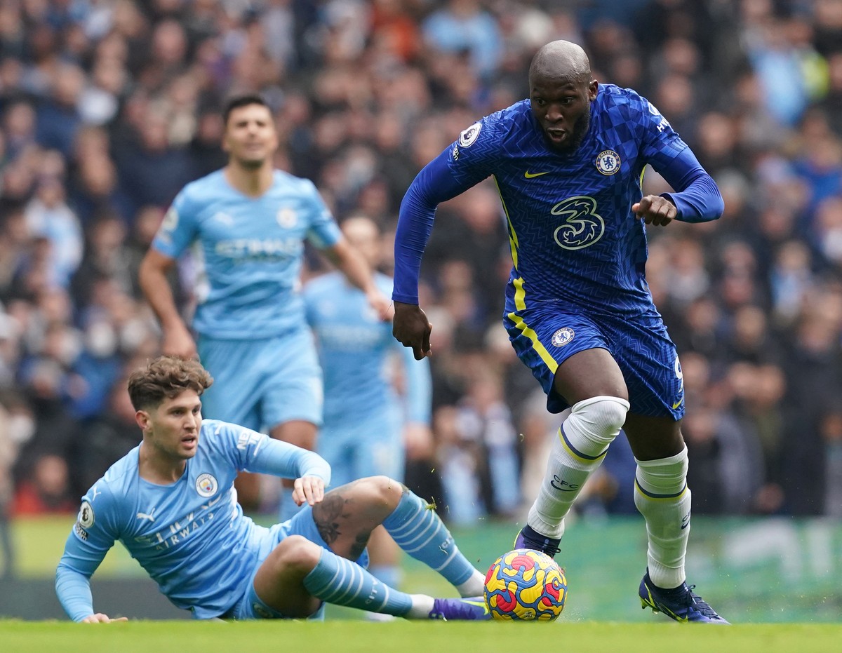 ARCHIV - 15.01.2022, Gro�britannien, Manchester: Fu�ball: Premier League, England, Manchester City - FC Chelsea, 22. Spieltag, Etihad Stadium: Romelu Lukaku (r) vom FC Chelsea entwischt John Stones vo ...