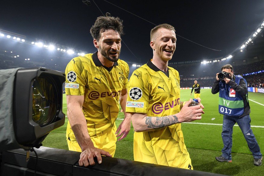 Marco Reus 11 Borussia Dortmund und Mats Hummels 15 Borussia Dortmund gluecklich, Paris Saint-Germain vs. Borussia Dortmund, Fussball, Champions League, Halbfinale, 07.05.2024 Paris Nordrhein-Westfale ...