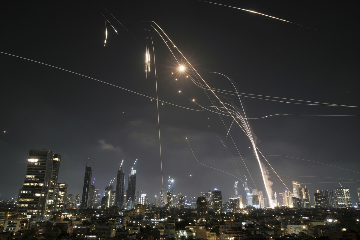 Israeli Iron Dome air defense system fires to intercept missiles over Tel Aviv, Israel, Friday, June 13, 2025. (AP Photo/Leo Correa)