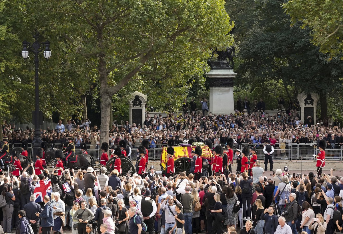 September 14, 2022, LONDON, UNITED KINGDOM: Thousands of people line the streets as the coffin of Queen Elizabeth leaves Buckingham Palace, followed by King Charles lll and the royal family as they ma ...