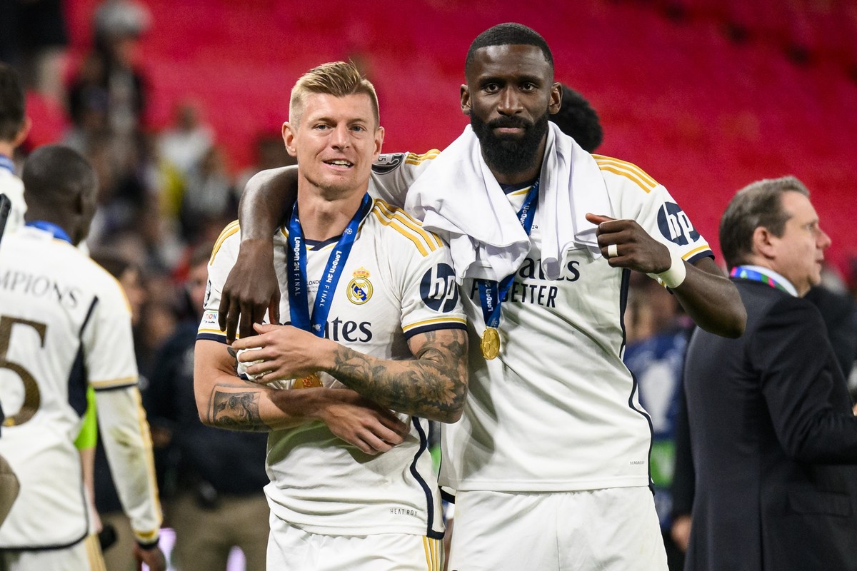 01.06.2024, Großbritannien, London: Fußball: Champions League, Borussia Dortmund - Real Madrid, K.o.-Runde, Finale, Wembley Stadion. Madrids Toni Kroos (l) und Madrids Antonio Rüdiger (r) umarmen sich ...