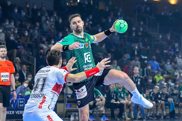 27.12.2021, xlakx, Handball Bundesliga, Fuechse Berlin - MT Melsungen emspor, v.l.Alexander Petersson MT Melsungen No.41,Fabian Wiede Fuechse Berlin No.3,wirft Tor, Torschuetze, erzielt Tor, Treffer,  ...