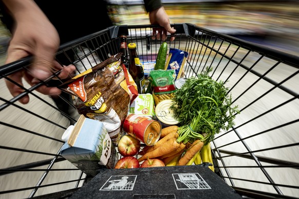 ARCHIV - 14.04.2021, Berlin: Ein Einkauf liegt in einem Einkaufswagen in einem Supermarkt. Die Menschen in Deutschland lassen beim Einkauf im Supermarkt oder beim Discounter angesichts der hohen Preis ...