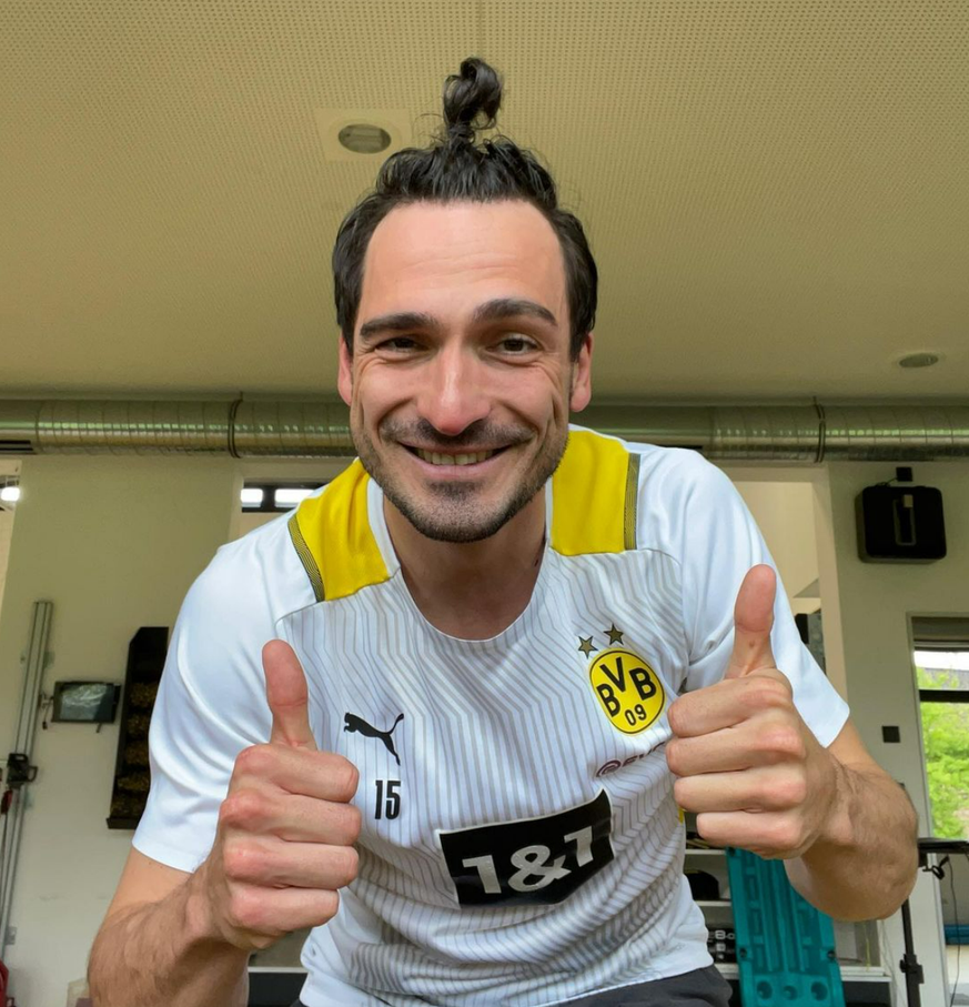 Mats Hummels postete am Mittwoch ein Foto von sich mit interessanter Frisur, Cathy stichelte prompt.