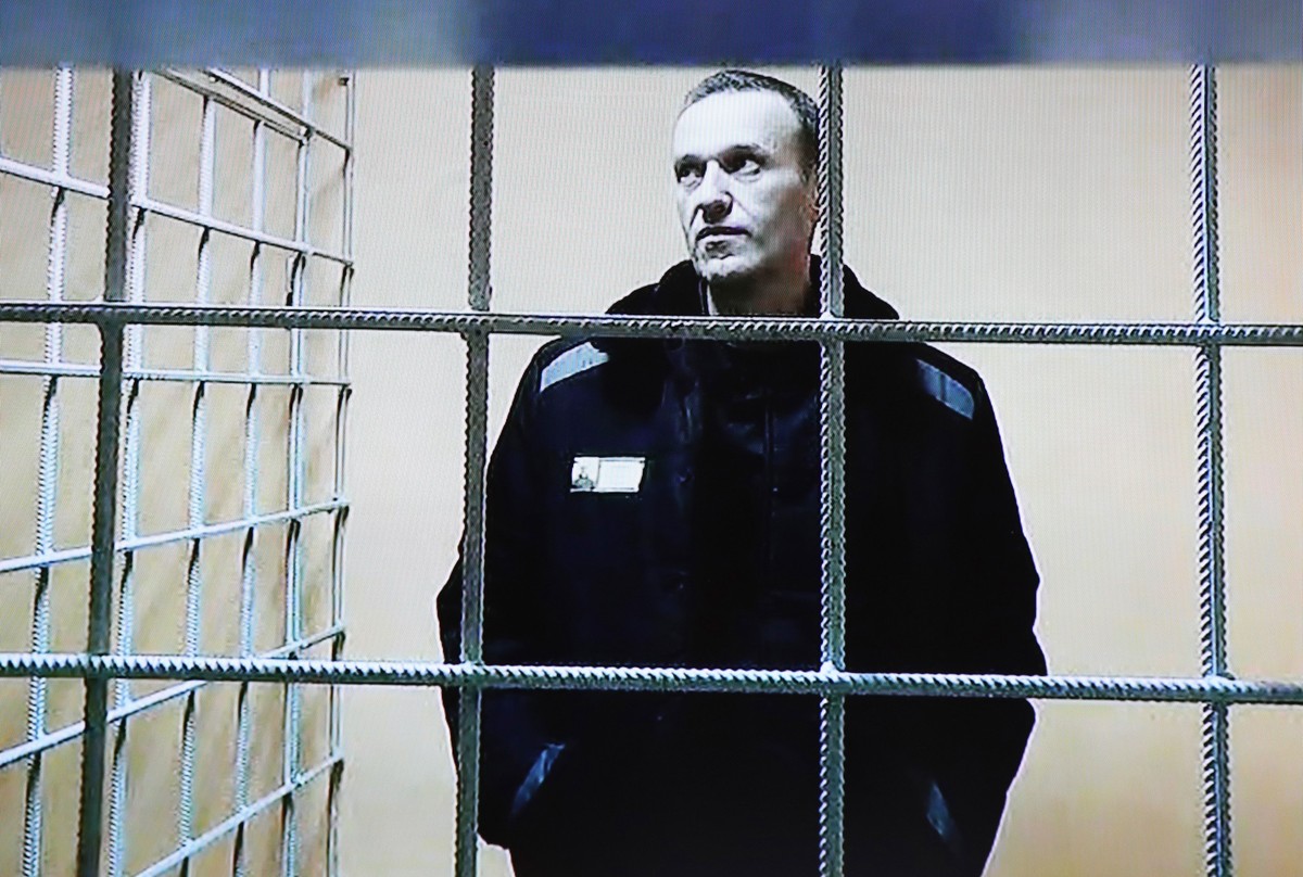 ARCHIV - 28.12.2021, Russland, Petushki: Alexej Nawalny, Oppositionspolitiker aus Russland, ist während einer Gerichtsverhandlung per Video aus einem Gefängnis zugeschaltet. (zu dpa &quot;Wochenlang v ...