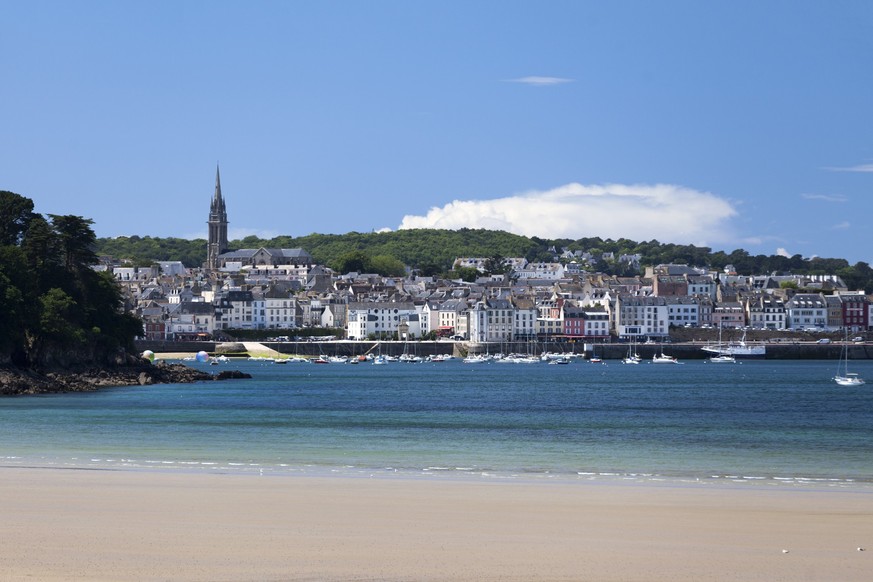 Ris beach with the Church of the Sacred Heart overlooking the town of Douarnenez in the background. xkwx cityscape, Ris beach, Church of the Sacred Heart, Douarnenez, Plage du Ris, église du Sacré-Cœu ...