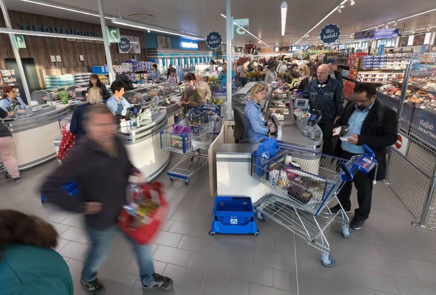 Kunden stehen an eienr Kasse in einem Aldi Nord Markt in Zschopau, fotografiert am 20.10.2017. Zschopau Sachsen Deutschland *** Customers Stand to eienr Fund in a ALDI North Market in Zschopau photogr ...