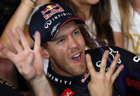 ARCHIV - 28.07.2022, Indien, Greater Noida: Formel-1-Pilot Sebastian Vettel aus Deutschland von Red Bull Racing feiert nach dem Gewinn seines vierten Formel-1-Titels in Folge auf dem Buddh Internation ...