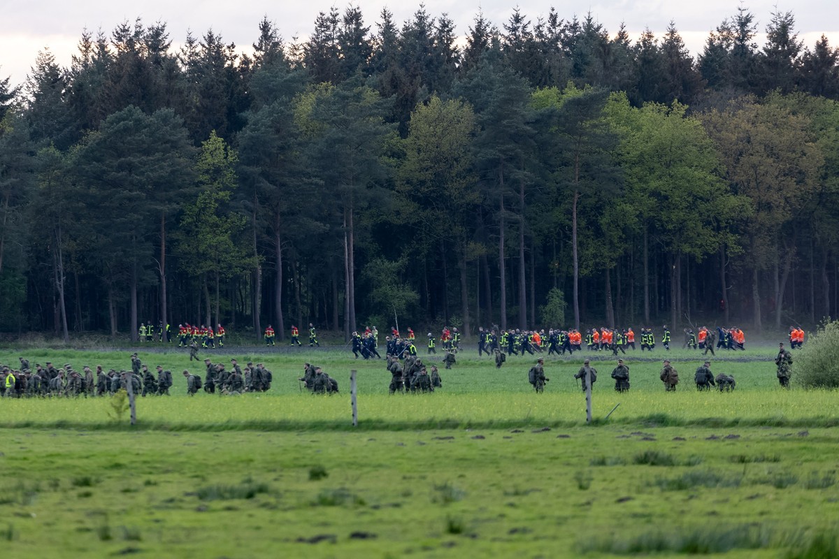 28.04.2024, Niedersachsen, Gr�pel: Soldaten der Bundeswehr und Einsatzkr�fte von Feuerwehr und Polizei suchen eine Wiese ab. Der sechs Jahre alte Arian aus Elm, einem Ortsteil von Bremerv�rde, wird no ...
