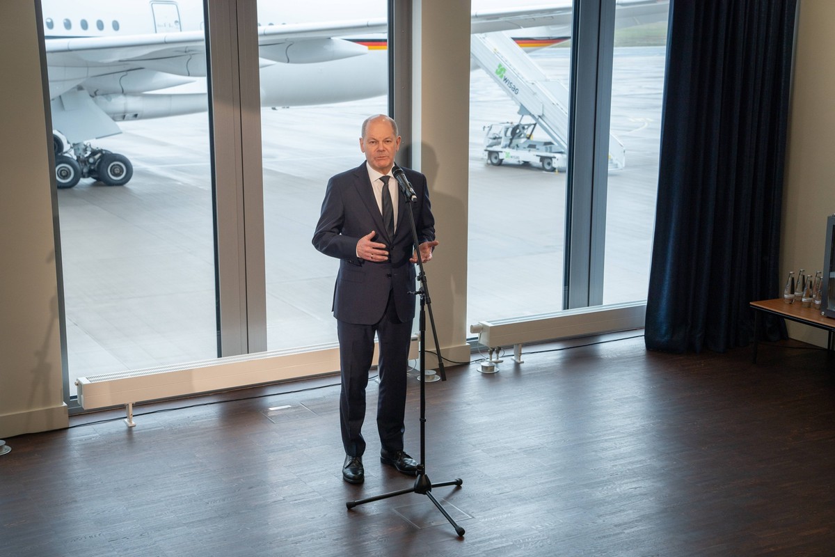Pressestatement von Bundeskanzler Scholz am Berlinber Flughafen vor seiner Abreise zum Besuch im Haschemetischen K�nigreich Jordanien und im Staat IsraelPressestatement von Bundeskanzler Scholz am Ber ...