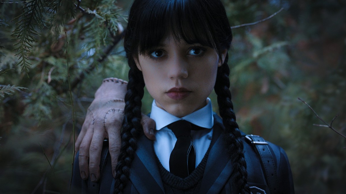 HANDOUT - 01.09.2022, ---, --: Das «Eiskalte Händchen» und Jenna Ortega als Wednesday Addams in einer Szene aus «Wednesday» (undatiert). Die neue Addams-Family-Serie ist auf dem Streamingdienst Netfli ...