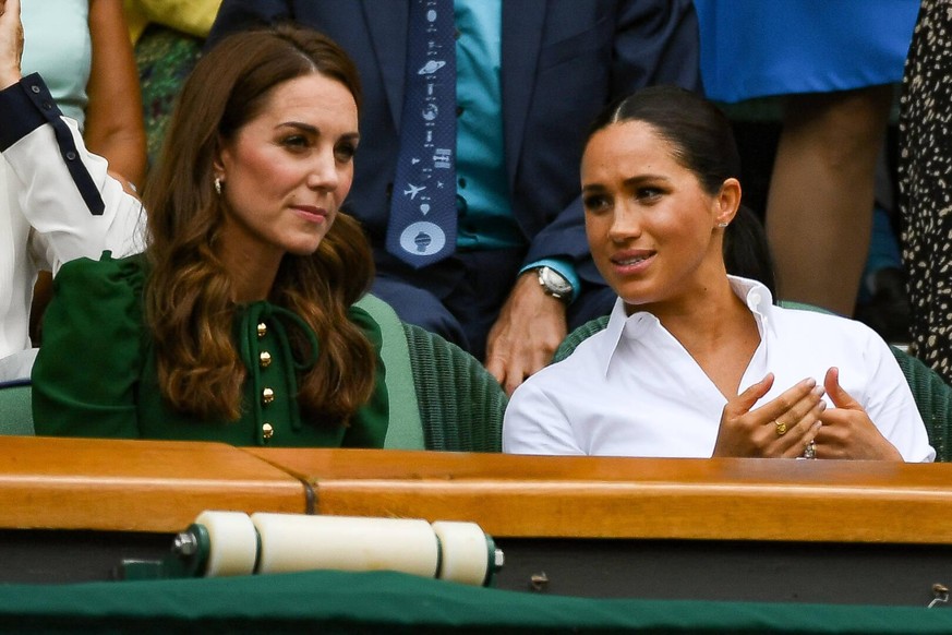 RETRO : Meghan Markle et Kate Middleton a Wimbledon - Angleterre - 13/07/2019 RETRO : Meghan Markle et Kate Middleton a Wimbledon - Angleterre - 13/07/2019 ChrysleneCaillaud/Panoramic PUBLICATIONxNOTx ...