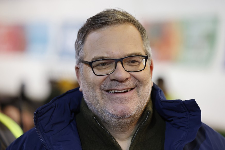 12.11.2022, Nordrhein-Westfalen, Winterberg: Elton, Moderator der &quot;TV total Wok WM&quot; von ProSieben, steht am Eiskanal der Bob- und Rodelbahn in Winterberg. Foto: Thomas Banneyer/dpa +++ dpa-B ...