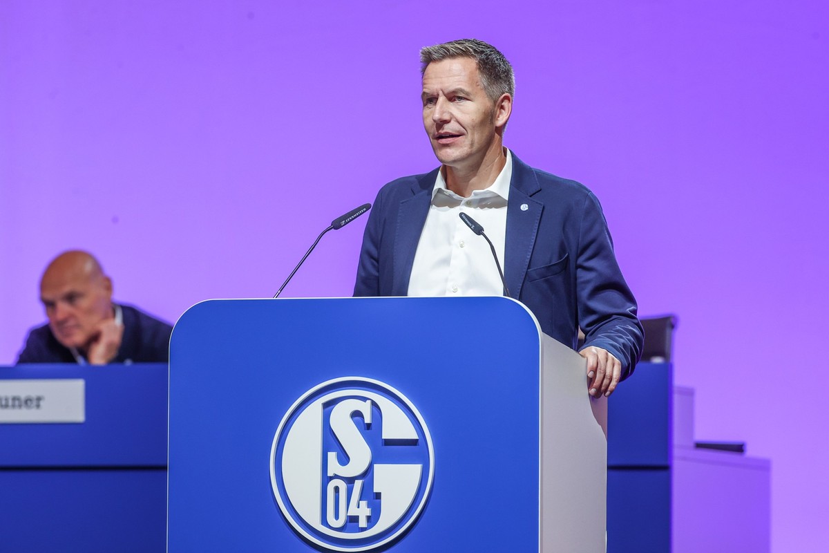 ARCHIV - 12.06.2022, Nordrhein-Westfalen, Gelsenkirchen: Fußball: Bundesliga, Mitgliederversammlung des FC Schalke 04, Veltins Arena, Schalkes Aufsichtsratsvorsitzender Axel Hefer spricht zu den Mitgl ...