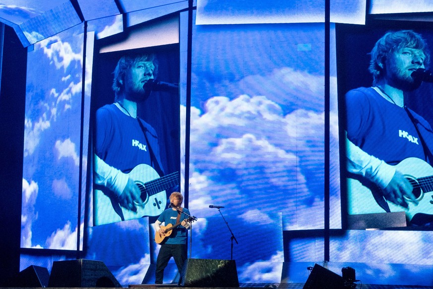 October 24, 2018 - Milwaukee, Wisconsin, U.S - ED SHEERAN at Miller Park in Milwaukee, Wisconsin Milwaukee U.S. PUBLICATIONxINxGERxSUIxAUTxONLY - ZUMAs135 20181024_zap_s135_041 Copyright: xDanielxDeSl ...