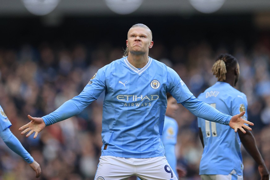 Premier League Manchester City v Liverpool Erling Haaland 9 of Manchester City scelebrates scoring to make it 1-0 during the Premier League match Manchester City vs Liverpool at Etihad Stadium, Manche ...