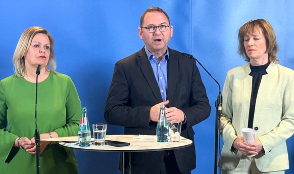 23.04.2023, Brandenburg, Potsdam: Frank Werneke, Vorsitzender der Vereinten Dienstleistungsgewerkschaft Verdi, spricht zwischen Nancy Faeser (SPD, l), Bundesinnenministerin, und Karin Welge, Pr�sident ...