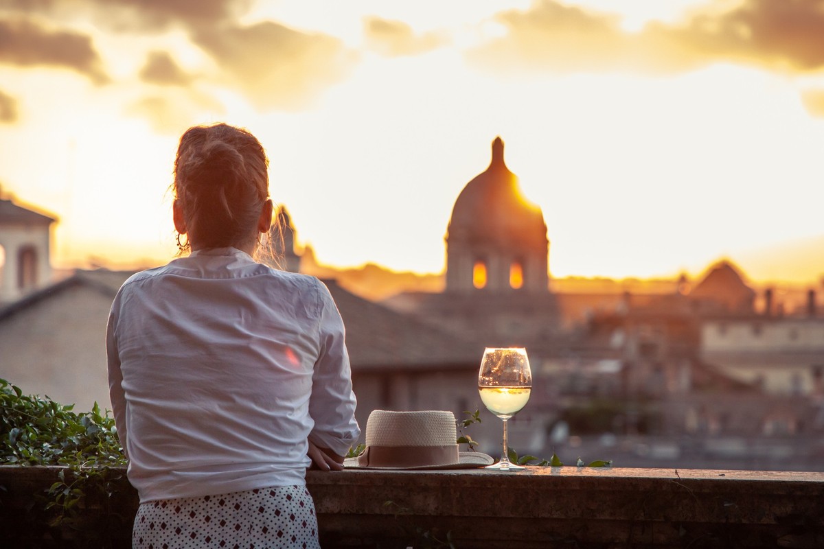 Die Wahrheit hinter dem Bild: Sonnenuntergangsbild von der Hostel-Dachterrasse und billiger Fusel, den es in der Hostelküche gab.