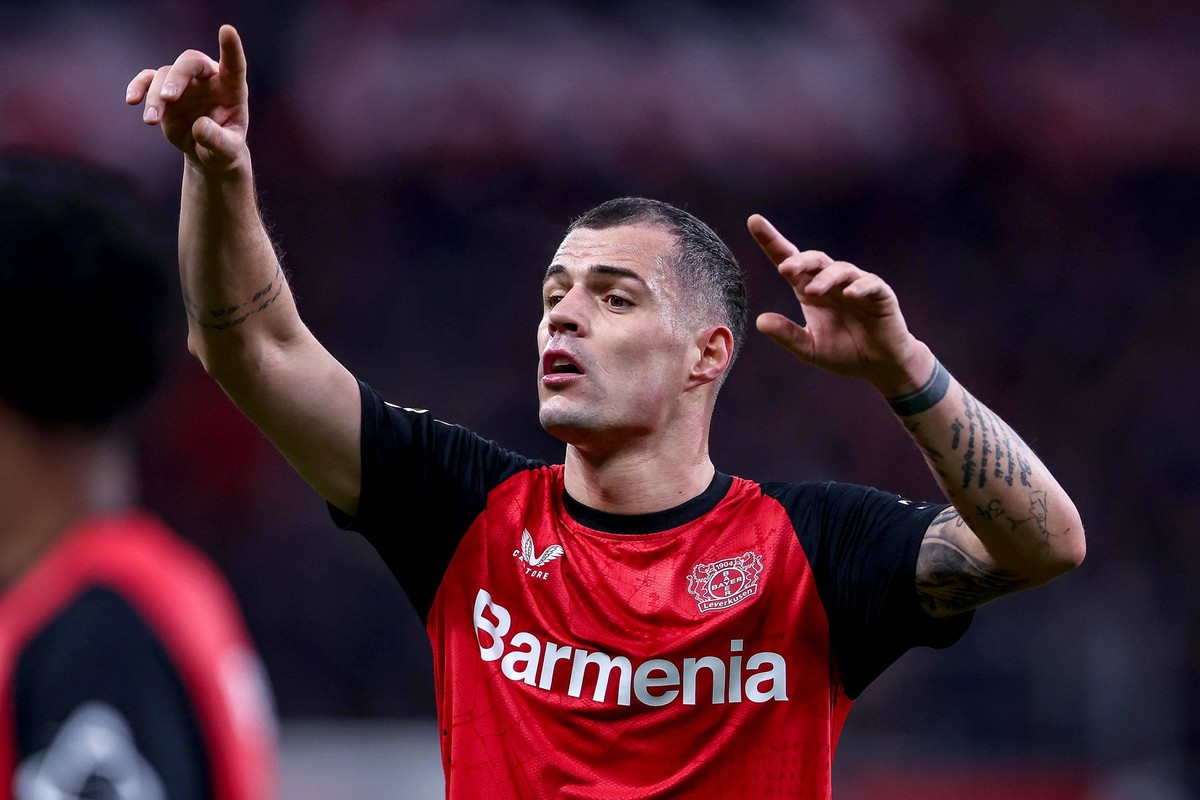 15.02.2025, Fu�ball, Bayer 04 Leverkusen - FC Bayern M�nchen, 1. Fu�ball Bundesliga, 22. Spieltag, BayArena, Saison 2024 2025: Granit Xhaka Bayer04 Leverkusen 34 gestikulierend DFB regulations prohibi ...