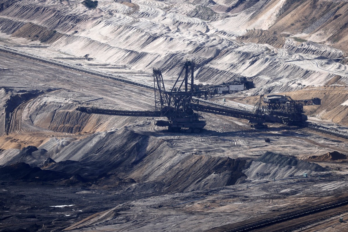 Der Tagebau Hambach gesehen von einem Aussichtspunkt aus. Hier arbeiten Braunkohlebagger des Energiekonzerns RWE, um Kohle aus dem Boden zu fördern. Der Tagebau Hambach ist die größte Braunkohlegrube  ...