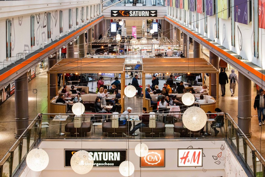 201014 -- BERLIN, Oct. 14, 2020 -- People are seen in the dining area of a shopping mall in Berlin, capital of Germany, on Oct. 14, 2020. New COVID-19 infections in Germany continued to rise, up by 5, ...