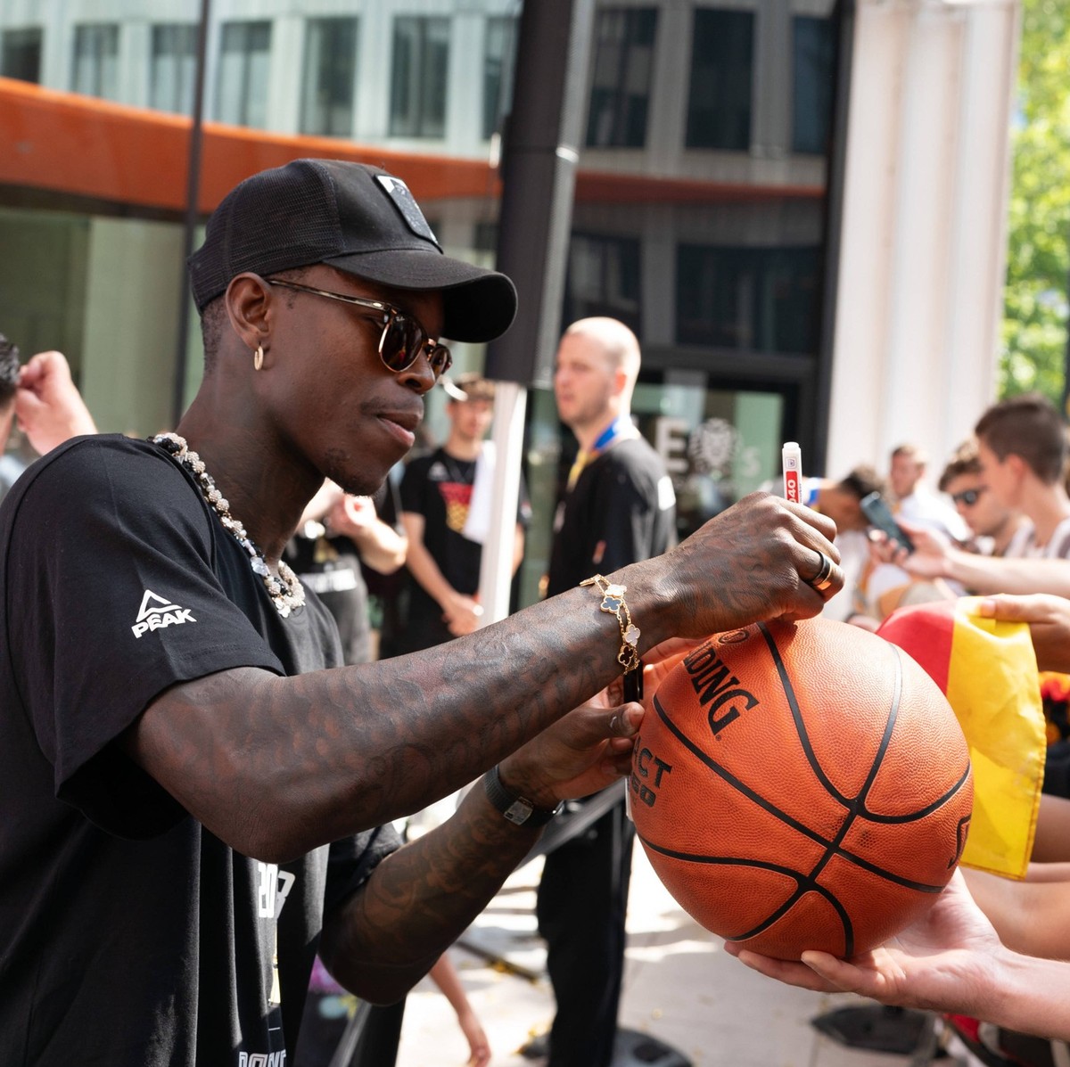12.09.2023, xsltx, Basketball Weltmeisterschaft 2023, Empfang Weltmeister Deutschland emspor, v.l. Dennis Schröder Deutsche Basketball-Nationalmannschaft 1.88 m, Point Guard, Toronto Raptors/CAN gab f ...