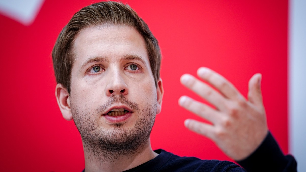 ARCHIV - 04.07.2022, Berlin: Kevin Kühnert, SPD-Generalsekretär, gibt eine Pressekonferenz nach den Gremiensitzungen seiner Partei. Kühnert hat das Wirtschaftsministerium aufgefordert, rechtlich auszu ...