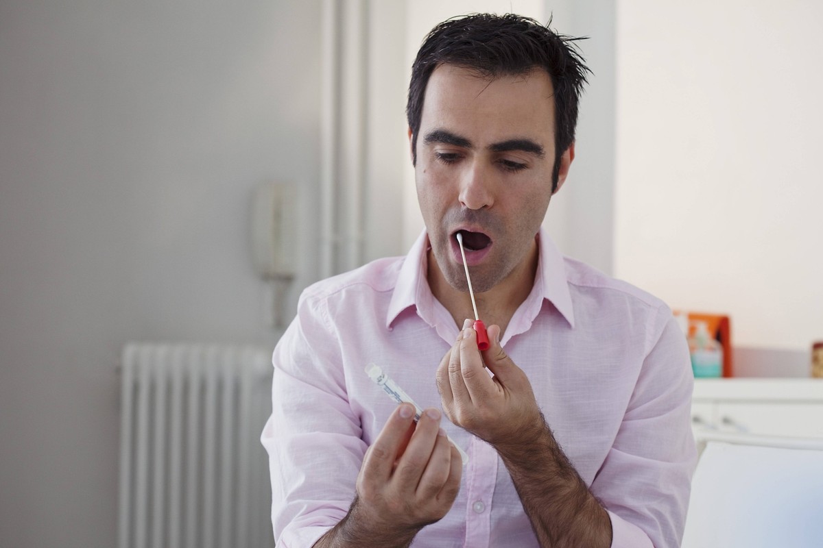 Biological sample DNA test by sampling oral cells. Copyright: xBRUNOx/xIMAGExPOINTxFRx/xBSIPx 012319_012 Bsip_012319_012