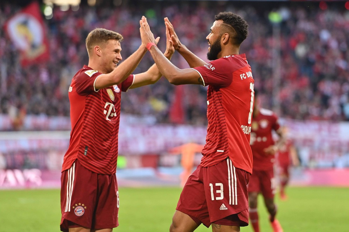 Torjubel Eric Maxim Choupo-Moting Bayern Muenchen nach Tor zum 3-0 mit Joshua KIMMICH Bayern Muenchen. Jubel,Freude,Begeisterung,Aktion, Fussball 1. Bundesliga Saison 2021/2022, 9.Spieltag, Spieltag09 ...