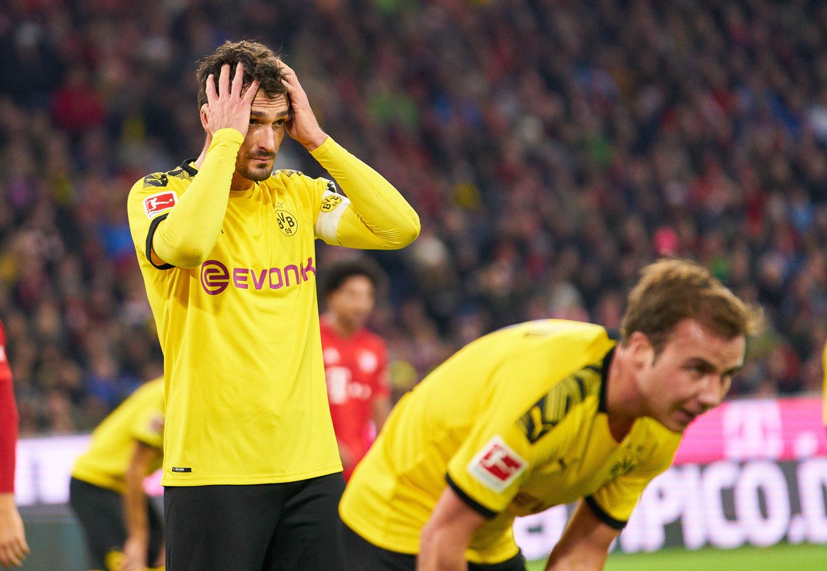Der eine schlägt die Hände über dem Kopf zusammen, der andere geht in die Knie: Hummels (l.) und Götze.