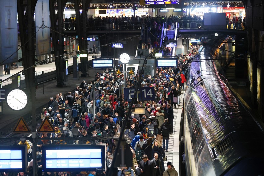 dpatopbilder - 21.12.2023, Hamburg: Zahlreiche Reisende warten auf einem vollem Bahnsteig am Hauptbahnhof auf ihren Zug. Sturmtief
