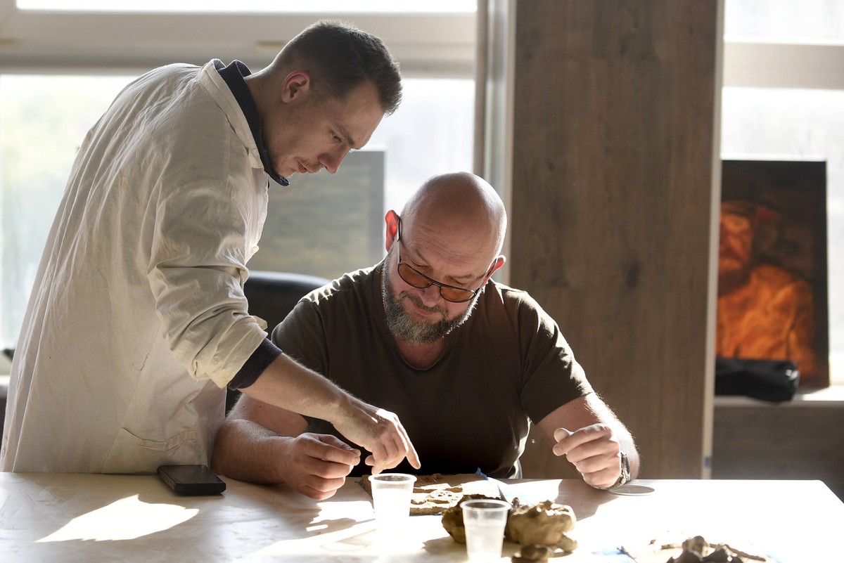 KYIV, UKRAINE - MAY 16, 2024 - Participants in a clay modeling workshop for military personnel who have been exposed to combat-related mental trauma as part of an art project created by the National U ...