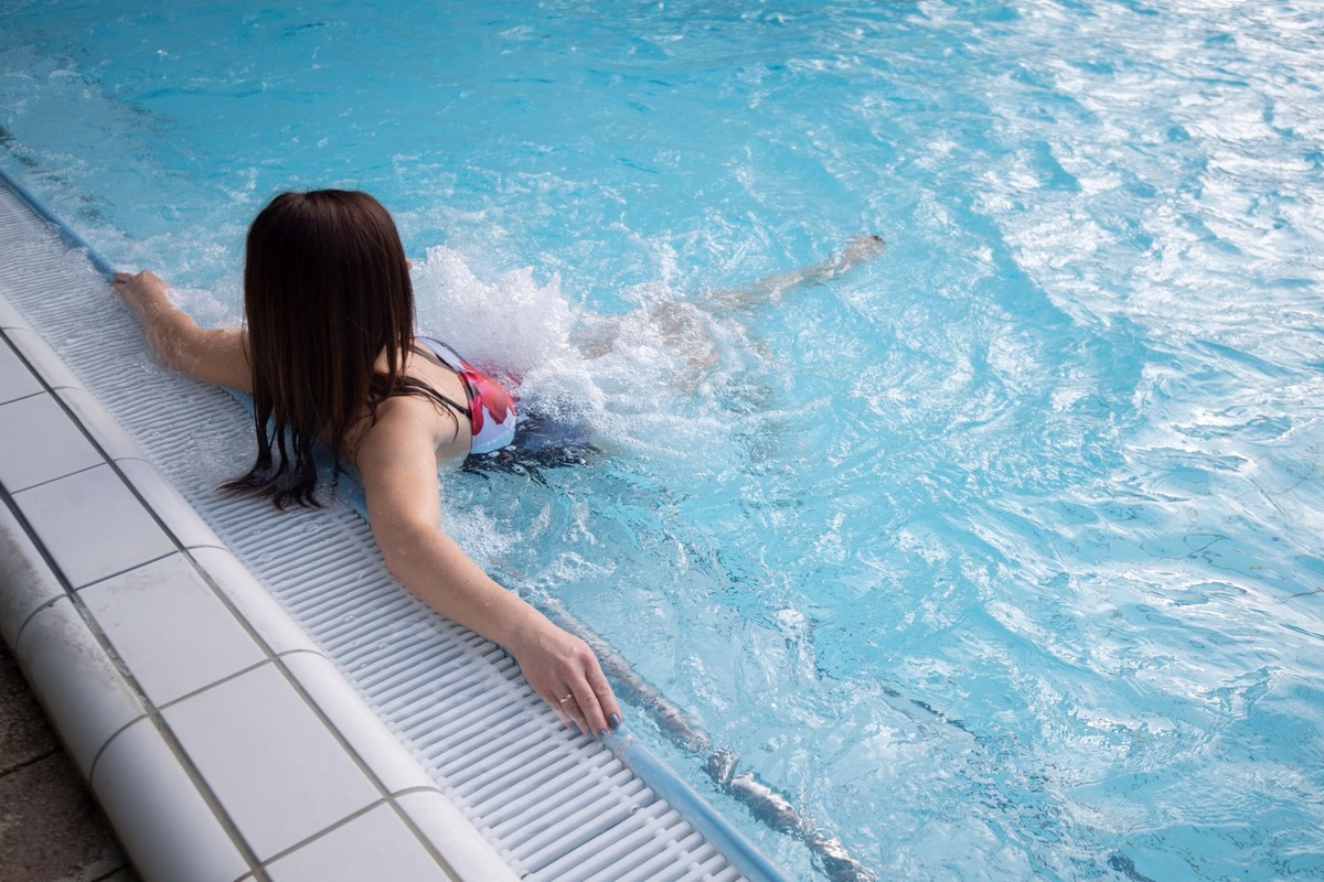ARCHIV - 11.03.2020, Baden-Württemberg, Bad Ditzenbach: Eine Besucherin einer Therme sitzt in einem Wasserbecken. Die Heilbäder in Baden-Württemberg sehen nach den vergangenen Krisenjahren weitere Her ...