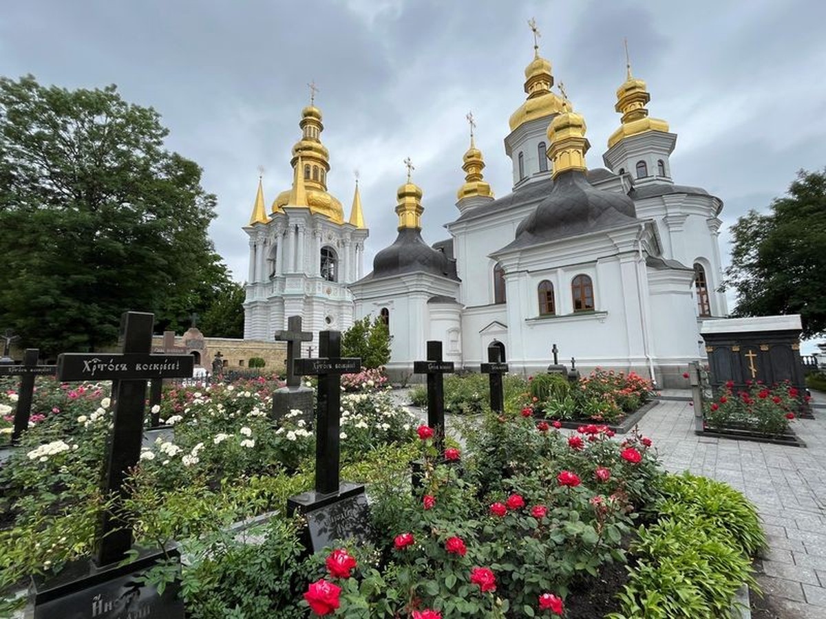 Auf dem Gelände des Höhlenklosters stehen Kirchengebäude und auf einem Friedhof mit Gräbern Kreuze. Die nationale Museumsanlage gehört zum Weltkulturerbe der Unesco. (zu dpa: «Ukrainisches Parlament v ...
