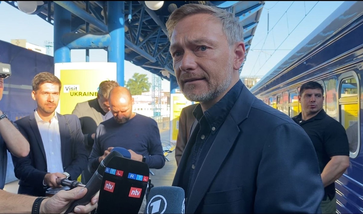 SCREENSHOT - 14.08.2023, Ukraine, Kiew: Christian Lindner (FDP), Bundesfinanzminister, ist am Montagmorgen zu politischen Gespr