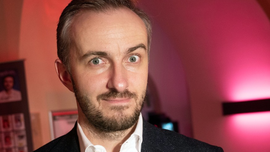 ARCHIV - 17.02.2020, Berlin: Jan Böhmermann, TV-Entertainer, und Gewinner des Preises für Unterhaltung, lächelt bei der Preisverleihung der «Journalistinnen und Journalisten des Jahres 2019». Die Plat ...