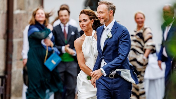 dpatopbilder - 09.07.2022, Schleswig-Holstein, Keitum/Sylt: Bundesfinanzminister Christian Lindner (FDP) und seine Frau Franca Lehfeldt kommen nach der kirchlichen Trauung aus der Kirche St. Severin.  ...