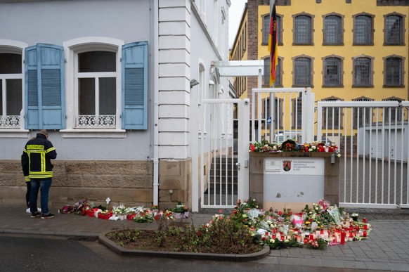 Vor der Polizeiinspektion Kusel liegen Blumen. Menschen gedenken den beiden erschossenen Polizisten.