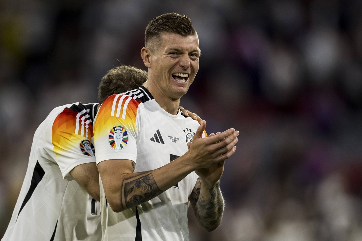 UEFA EURO 2024: Er�ffnungsspiel Deutschland - Schottland 14.06.2024 Toni Kroos Deutschland, 8 lacht. UEFA EURO 2024: Er�ffnungsspiel Deutschland - Schottland Munich Football Arena, M�nchen am 14.06.20 ...