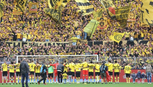 Dortmund freut sich mit den Fans, Borussia Dortmund - FC Schalke 04, Fussball, 1. Bundesliga, 7. Spieltag, 17.09.2022, DFL REGULATIONS PROHIBIT ANY USE OF PHOTOGRAPHS AS IMAGE SEQUENCES AND/OR QUASI-h ...